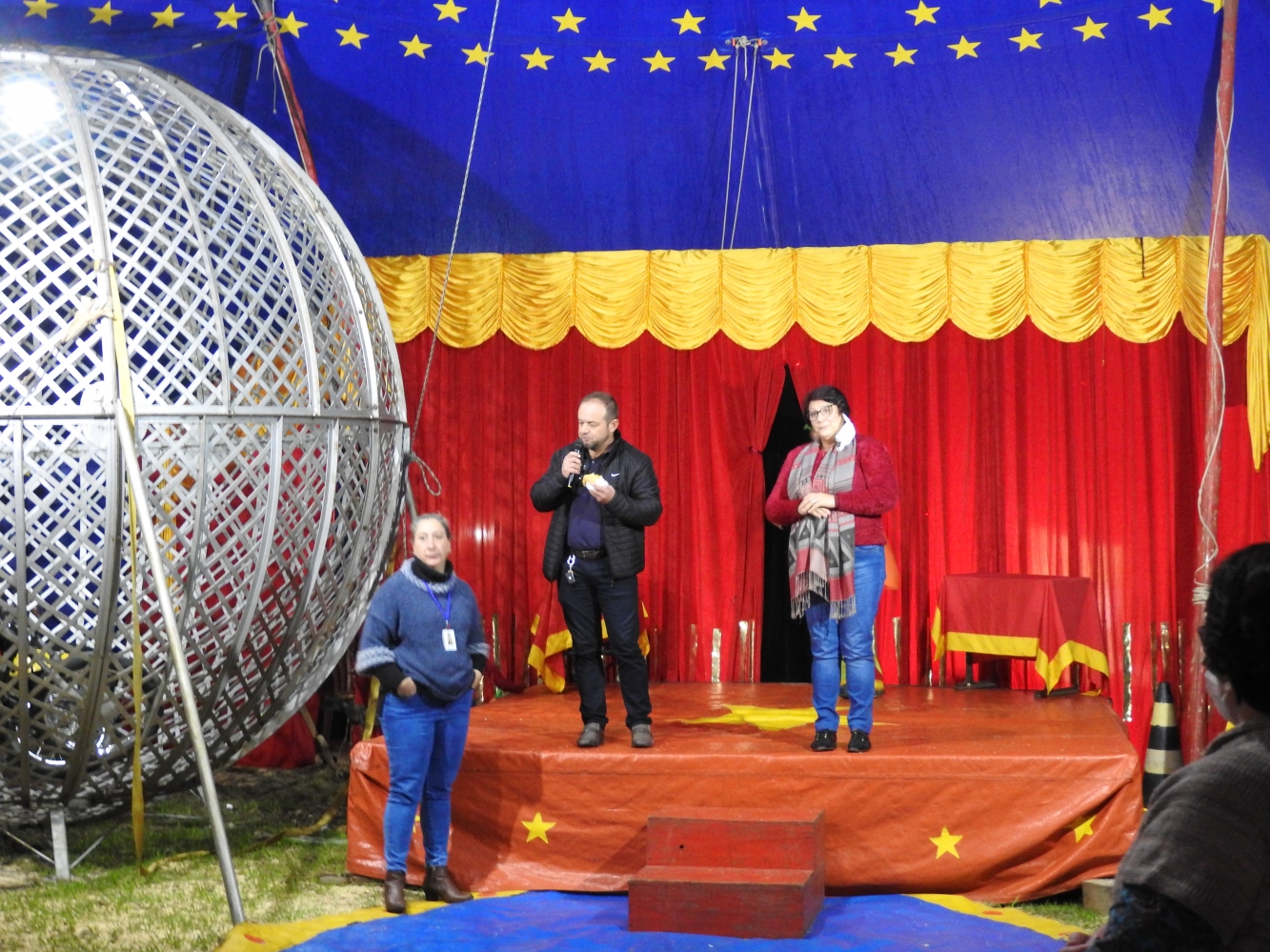 Escolas da rede municipal e estadual de Ivorá participam de espetáculo de circo
